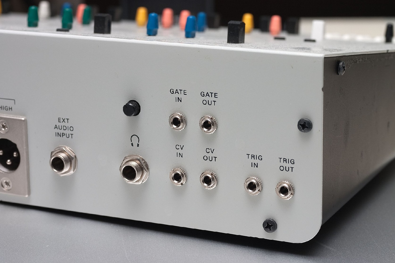 모듈러 신시사이저 후면의 EXT AUDIO INPUT, CV IN/OUT, GATE IN/OUT, TRIG IN/OUT 포트들